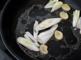 葱香比目鱼,3.热锅放油，加入姜片和葱段。