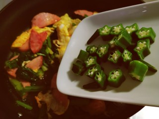 火腿青菜炒鸡蛋,放入秋葵，翻拌均匀即可关火出锅。