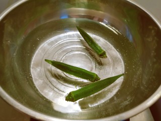 火腿青菜炒鸡蛋,秋葵放入开水中汆烫断生捞出。