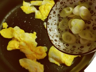 火腿青菜炒鸡蛋,加入葱片增香。