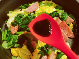 火腿青菜炒鸡蛋,加入蚝油增鲜。