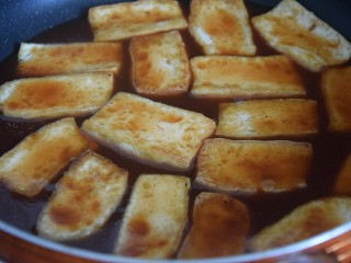 茄汁豆腐,把调料倒入锅中，小火慢煮