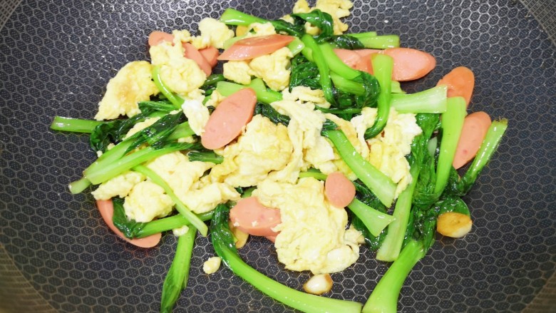 火腿青菜炒鸡蛋,下入炒好的鸡蛋翻炒均匀即可。