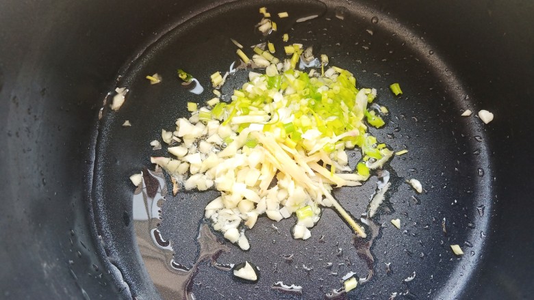 菌菇虾滑汤,锅中加少许食用油，爆香葱姜蒜。