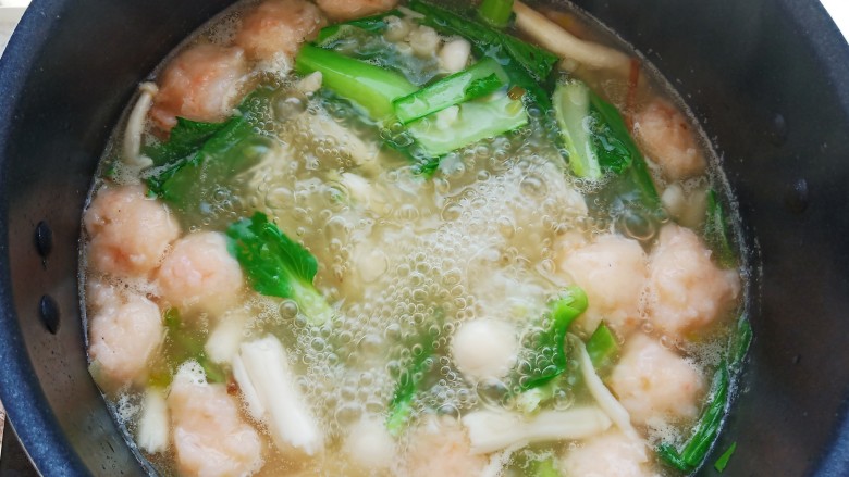 菌菇虾滑汤,加入小青菜炖煮30秒。