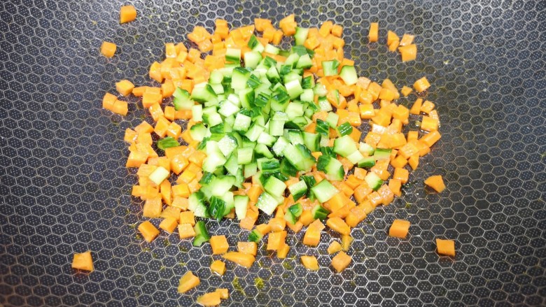 海苔拌饭,下入黄瓜翻炒均匀。