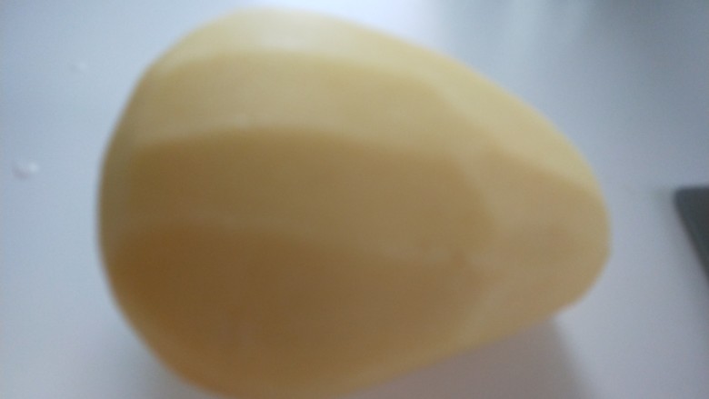 网红土豆酿鸡翅,去皮洗干净切成粗条。