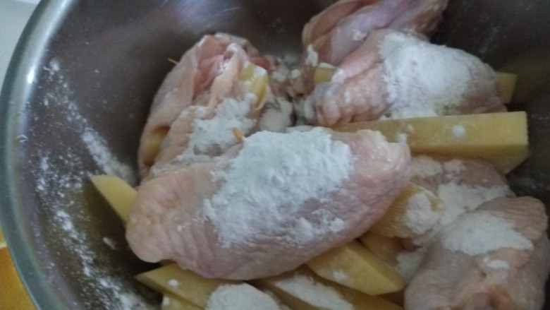 网红土豆酿鸡翅,加入淀粉抓均匀淹制20分钟。