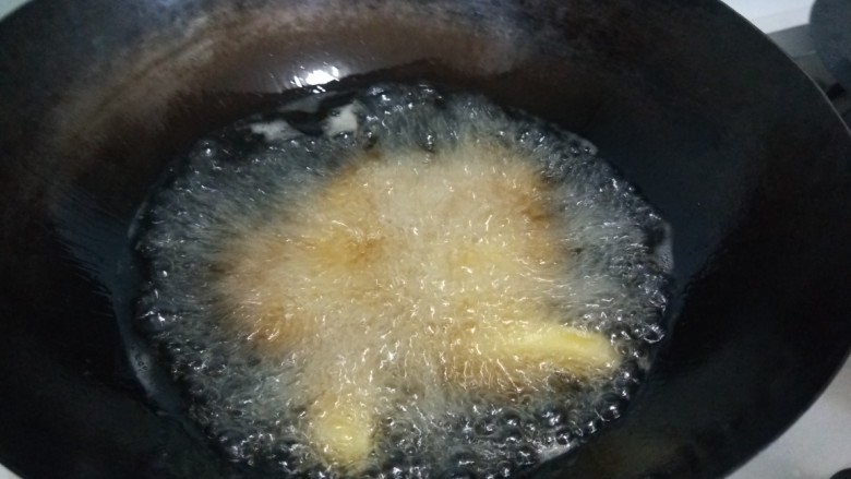 网红土豆酿鸡翅,放入土豆条炸制金黄捞出来。