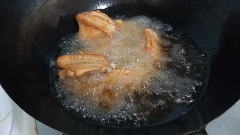 网红土豆酿鸡翅,在放入鸡翅炸制金黄捞出来。