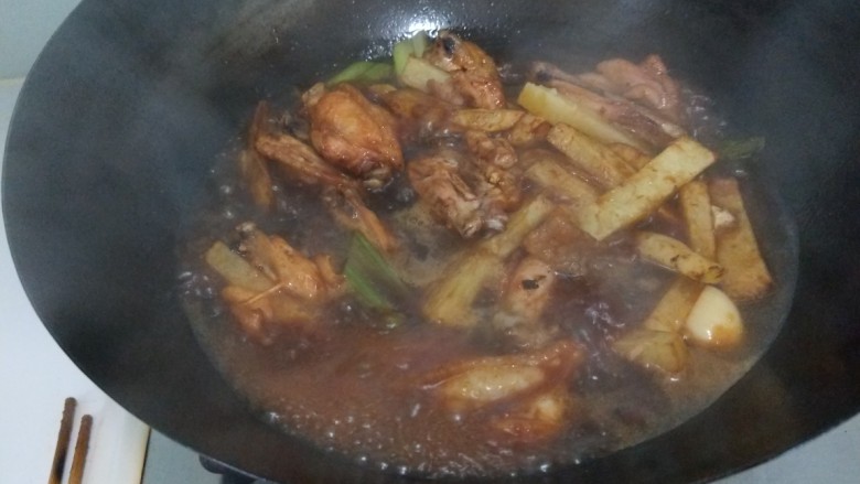网红土豆酿鸡翅,加入适量开水烧开。