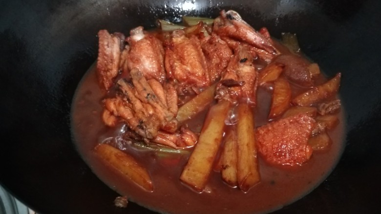 网红土豆酿鸡翅,最后收汁。