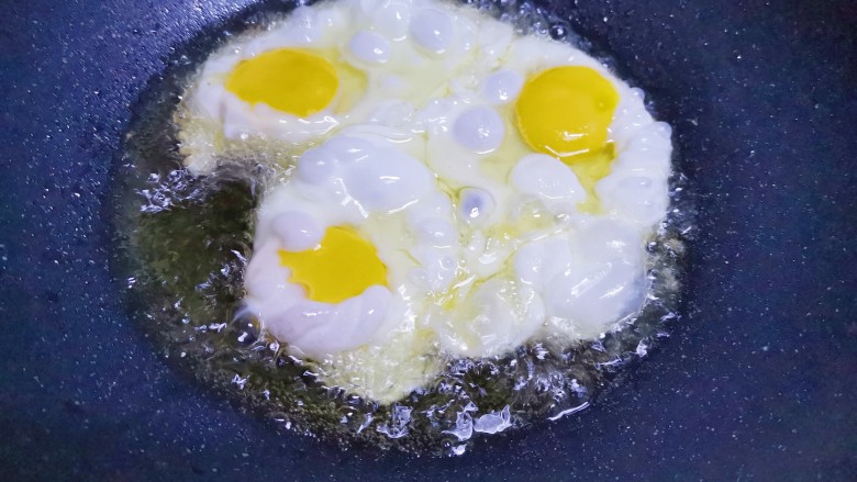凉拌炸蛋,烧制六成热，打入鸡蛋炸制