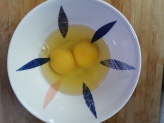 火腿青菜炒鸡蛋,鸡蛋打入碗中