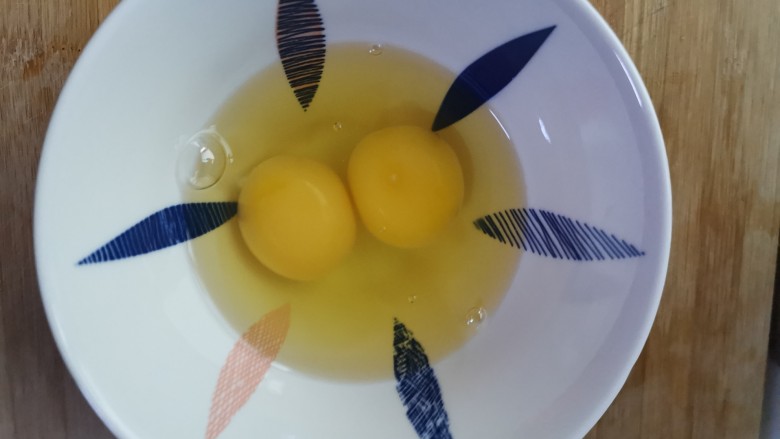 火腿青菜炒鸡蛋,鸡蛋打入碗中
