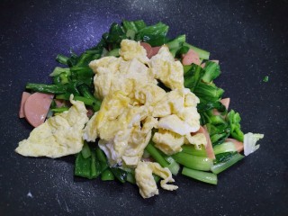 火腿青菜炒鸡蛋,加入炒好的鸡蛋，适量盐，翻炒均匀入味即可