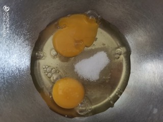法式牛奶烤吐司,鸡蛋打入盆里，加入白砂糖搅拌至融化