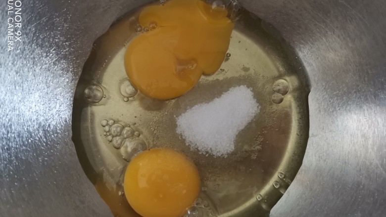 法式牛奶烤吐司,鸡蛋打入盆里，加入白砂糖搅拌至融化