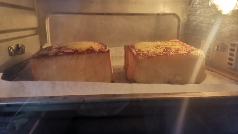 法式牛奶烤吐司,送入预热好的烤箱上下火180度烤10分钟