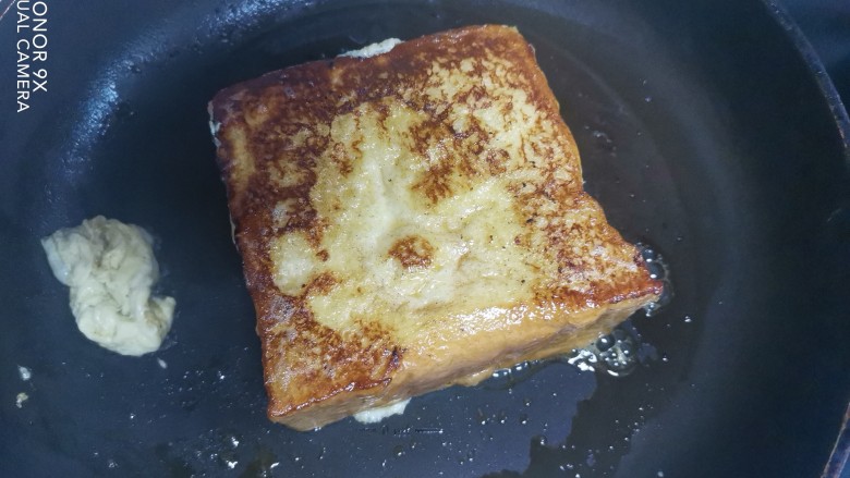 法式牛奶烤吐司,翻面煎至两面都焦黄