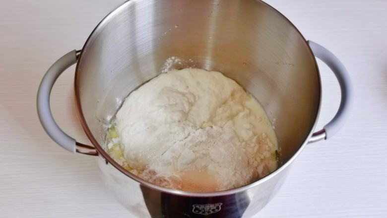 法式牛奶烤吐司,再加入高筋面粉，酵母粉，发酵好的波兰种，启动厨师机2档揉至面团有粗膜。