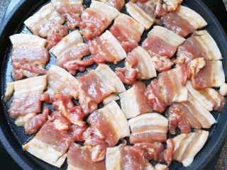 韩式烤五花肉,电饼铛预热，刷上一层食用油，摆上腌好的五花肉。 