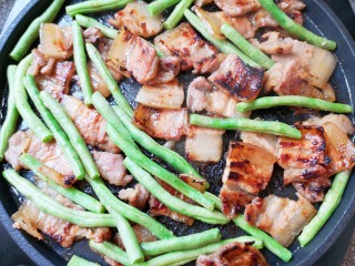 韩式烤五花肉,五花肉一面煎至焦黄以后翻面。 