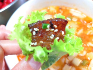 韩式烤五花肉,用生菜包着来一块，味道太赞啦！ 