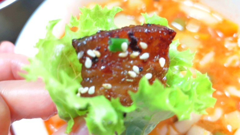 韩式烤五花肉,用生菜包着来一块，味道太赞啦！ 