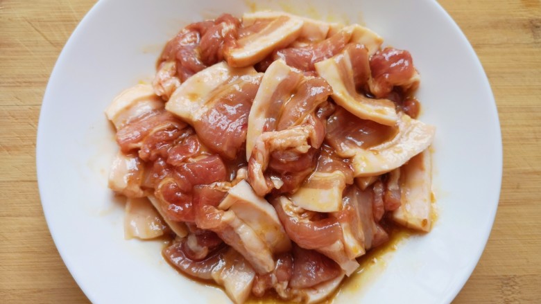 韩式烤五花肉,搅拌均匀腌制半个小时。 