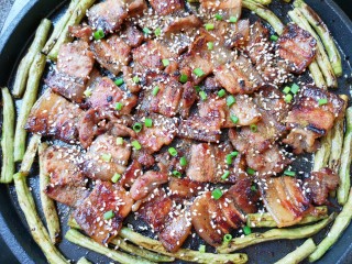韩式烤五花肉,撒上孜然粉、白芝麻和葱花。 