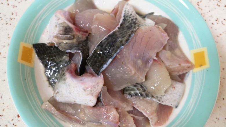 金汤鱼,搅拌均匀腌制15分钟左右。 