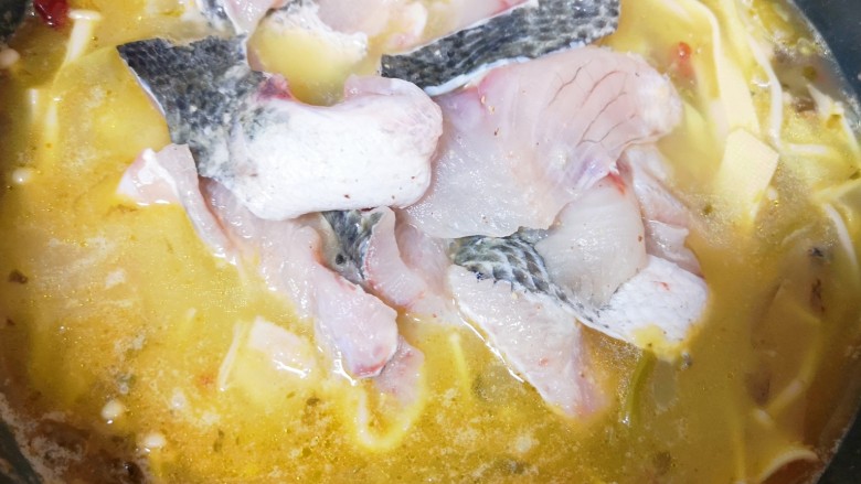 金汤鱼,下入腌好的鱼片煮开。 