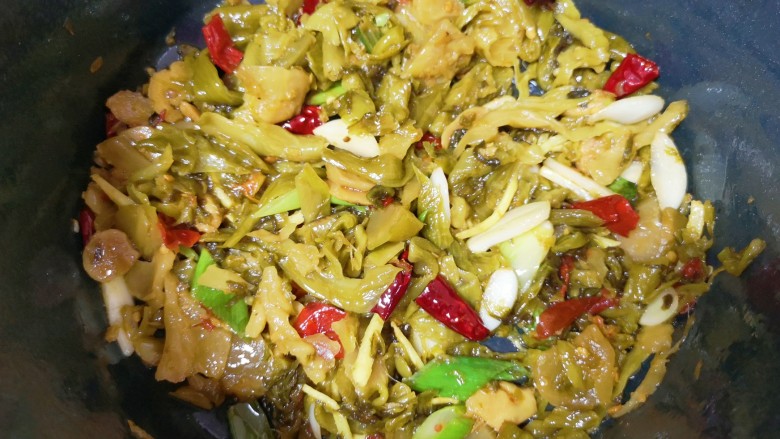 金汤鱼,加入酸菜鱼调料里面的酸菜包，将酸菜炒出香味。 