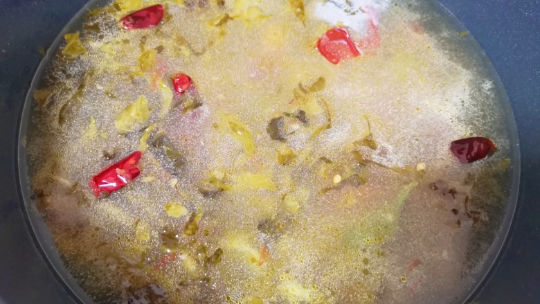 金汤鱼,加入1200克左右的纯净水烧开。 