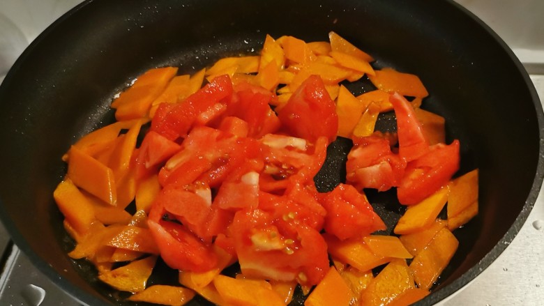 杂炒时蔬,放入番茄炒出汁水。