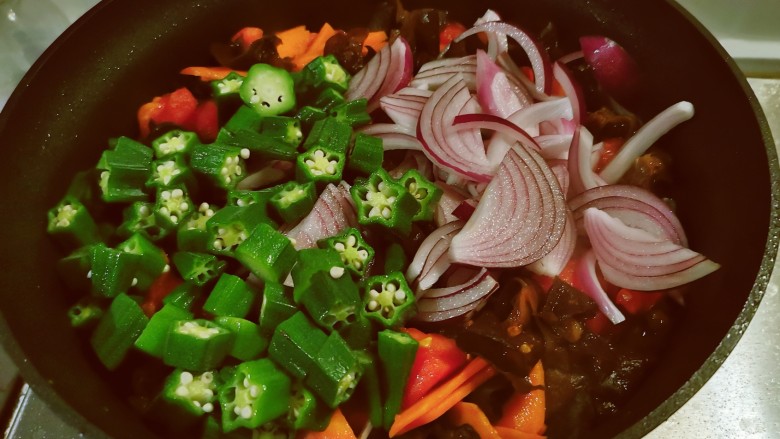 杂炒时蔬,放入秋葵和洋葱翻炒。