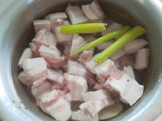 香菇肉片煲,冷水下锅，加入料酒，葱段，姜片。