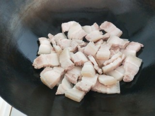 香菇肉片煲,倒入五花肉煸炒。