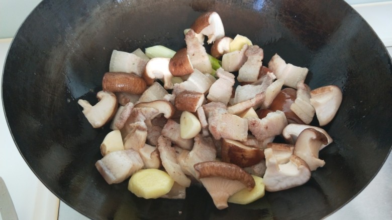 香菇肉片煲,倒入葱姜蒜炒香，放入香菇。