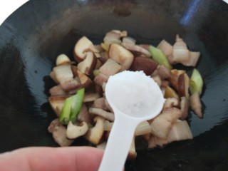 香菇肉片煲,加入白糖，盐。