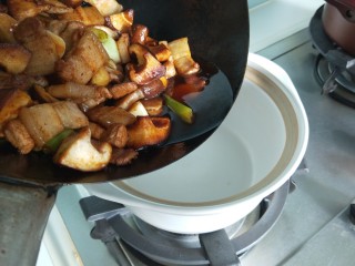 香菇肉片煲,倒入煲汤锅。