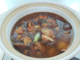香菇肉片煲,加入适量开水。