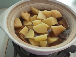 香菇肉片煲,一小时候放入土豆。