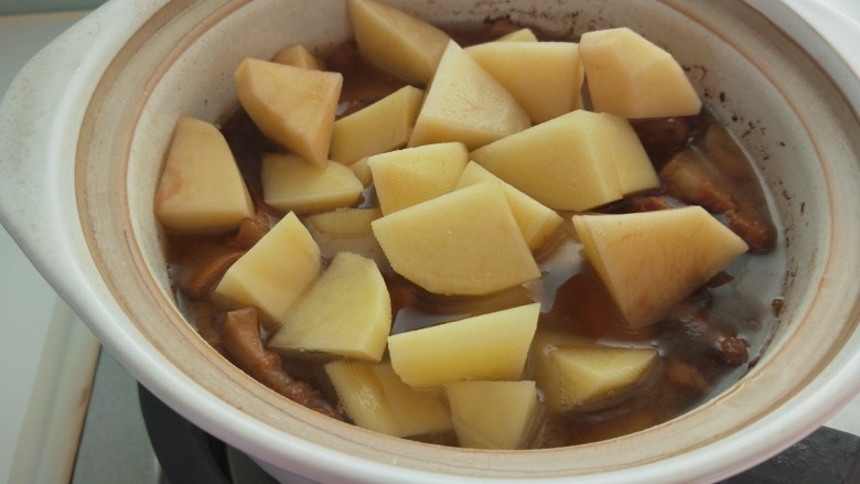 香菇肉片煲,一小时候放入土豆。
