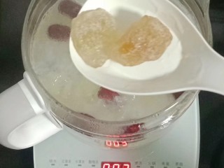 银耳红枣马蹄糖水,放入黄冰糖煮至融化
