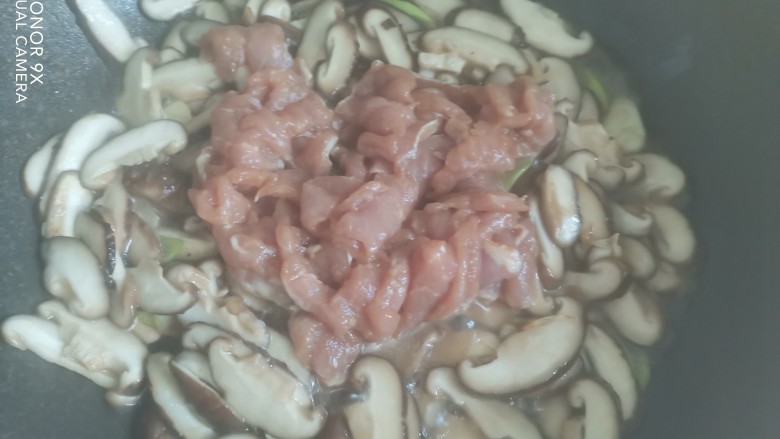 香菇肉片煲,炖至香菇把水吸收了，加入猪肉翻炒至变色