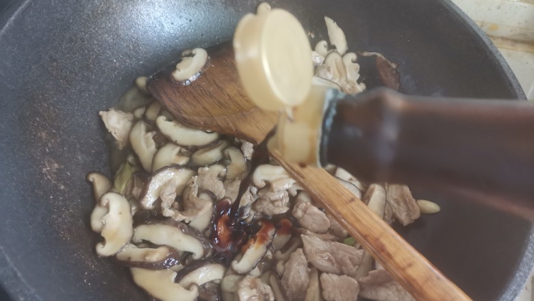 香菇肉片煲,加入一勺生抽翻炒均匀