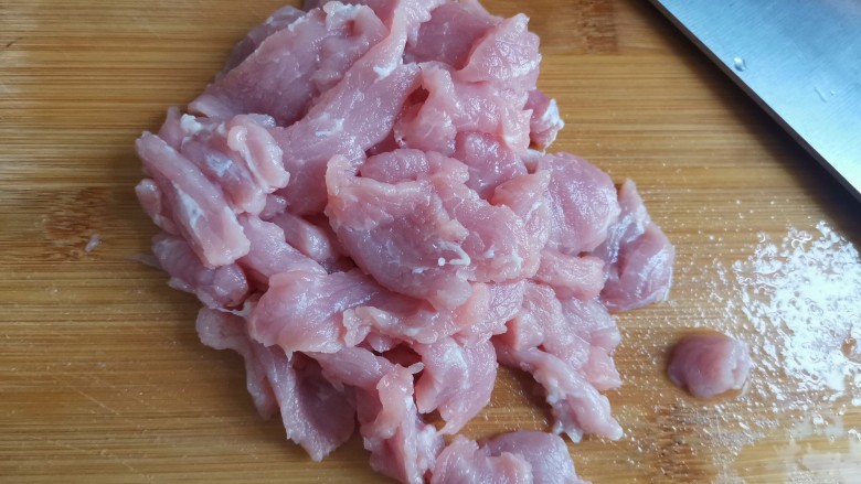 香菇肉片煲,猪肉洗干净切薄片