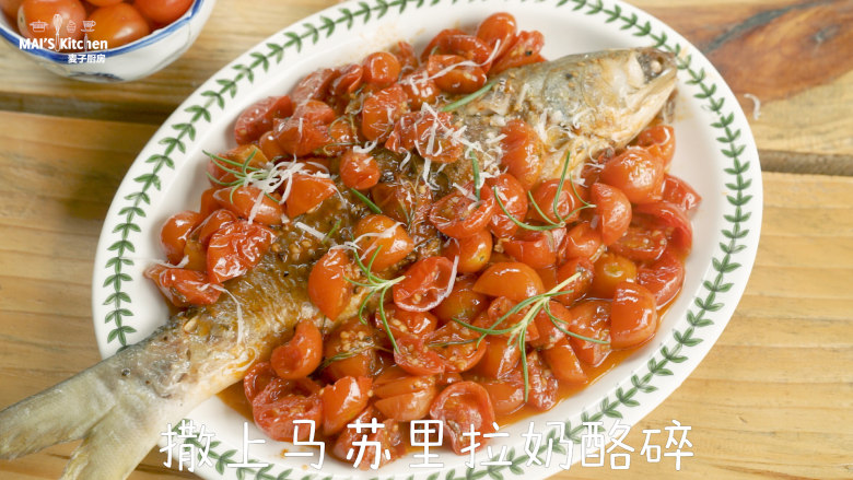意式番茄马友鱼,取出，淋上番茄汁，撒上马苏里拉奶酪碎。